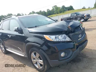 2013 Kia Sorento EX z VIN 5XYKU4A22DG364988, wystawiony jako IAAI lot #42391851 z przebiegiem 221 693 mil mil oraz . Historia ofert i sprzedaży dostępna na DreamBid. Obrazek 17.