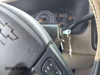 2003 Chevrolet Suburban LT z VIN 3GNFK16Z63G166885, wystawiony jako IAAI lot #41150771 z przebiegiem 290 630 mil mil oraz . Historia ofert i sprzedaży dostępna na DreamBid. Obrazek 11.