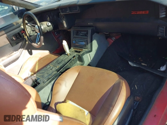 1987 Chevrolet Camaro z VIN 1G1FP21H9HN123969, wystawiony jako IAAI lot #42136912 z przebiegiem 97 026 mil mil oraz . Historia ofert i sprzedaży dostępna na DreamBid. Obrazek 5.
