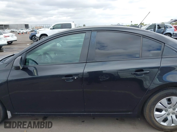 2015 Chevrolet Cruze LS z VIN 1G1PA5SH4F7155493, wystawiony jako IAAI lot #42202780 z przebiegiem 179 528 mil mil oraz . Historia ofert i sprzedaży dostępna na DreamBid. Obrazek 13.