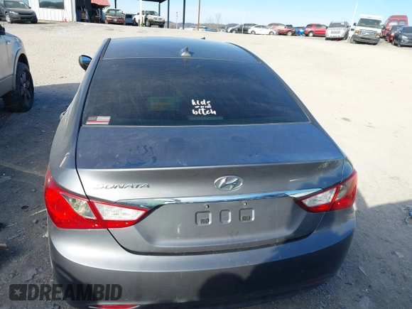 2013 Hyundai Sonata GLS z VIN 5NPEB4AC1DH582330, wystawiony jako IAAI lot #41400453 z przebiegiem Nie podano mil oraz . Historia ofert i sprzedaży dostępna na DreamBid. Obrazek 17.