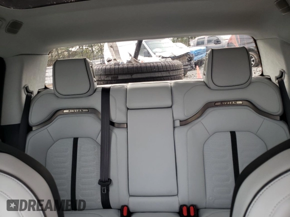 2024 Rivian R1T Adventure z VIN 7FCTGCAA1RN030829, wystawiony jako Copart lot #81459854 z przebiegiem Nie podano mil oraz Szkody całkowita. Historia ofert i sprzedaży dostępna na DreamBid. Obrazek 10.