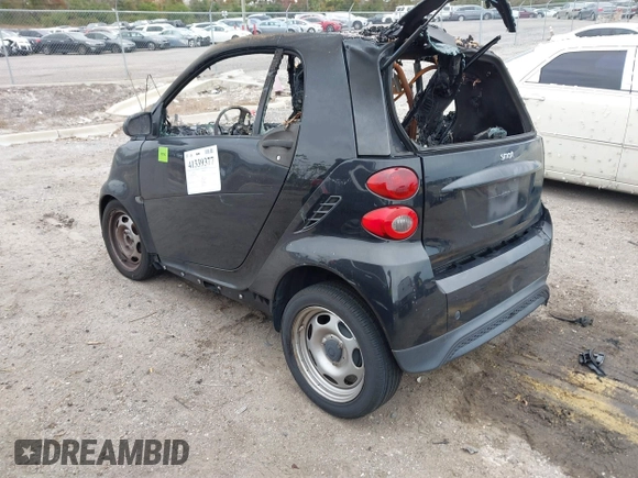 2015 Smart fortwo Passion z VIN WMEEJ3BA2FK814580, wystawiony jako IAAI lot #41339377 z przebiegiem Nie podano mil oraz . Historia ofert i sprzedaży dostępna na DreamBid. Obrazek 3.