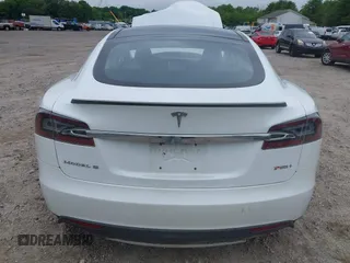 2013 Tesla Model S Performance z VIN 5YJSA1DP1DFP16609, wystawiony jako IAAI lot #42458995 z przebiegiem 110 722 mil mil oraz . Historia ofert i sprzedaży dostępna na DreamBid. Obrazek 16.