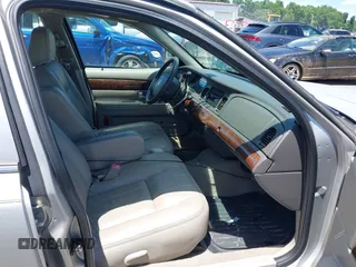 2009 Mercury Grand Marquis LS z VIN 2MEHM75V89X608107, wystawiony jako IAAI lot #42353116 z przebiegiem 82 261 mil mil oraz . Historia ofert i sprzedaży dostępna na DreamBid. Obrazek 5.