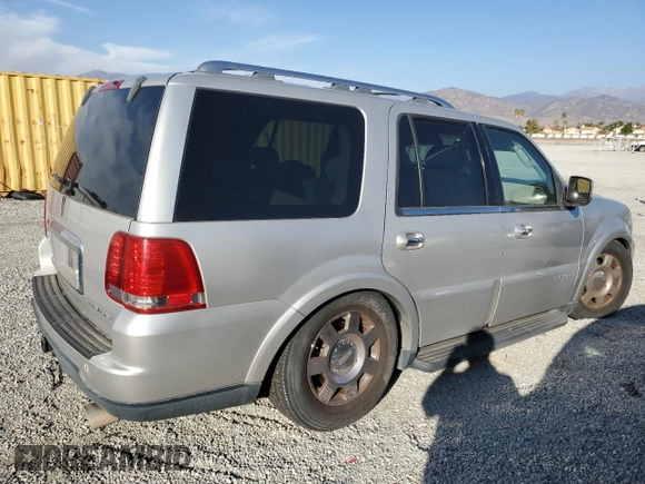 2005 Lincoln Navigator Luxury z VIN 5LMFU27545LJ04257, wystawiony jako Copart lot #79087484 z przebiegiem 160 321 mil mil oraz Czysty tytuł • Clean title. Historia ofert i sprzedaży dostępna na DreamBid. Obrazek 3.