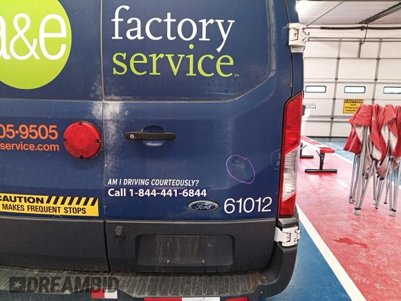 2016 Ford Transit Cargo z VIN 1FTYE1YM4GKA89538, wystawiony jako IAAI lot #42679120 z przebiegiem 223 958 mil mil oraz . Historia ofert i sprzedaży dostępna na DreamBid. Obrazek 28.