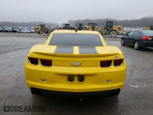 2010 Chevrolet Camaro 2SS z VIN 2G1FT1EW0A9111149, wystawiony jako Copart lot #43988415 z przebiegiem 73 678 mil mil oraz Szkody całkowita. Historia ofert i sprzedaży dostępna na DreamBid. Obrazek 6.