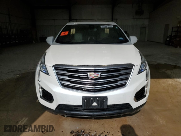 2017 Cadillac XT5 Luxury FWD z VIN 1GYKNBRS3HZ133587, wystawiony jako Copart lot #53570065 z przebiegiem 98 181 mil mil oraz Tytuł czysty. Historia ofert i sprzedaży dostępna na DreamBid. Obrazek 5.