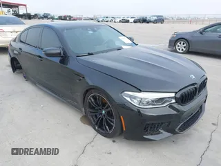 2019 BMW M5 z VIN WBSJF0C51KB447804, wystawiony jako IAAI lot #41848760 z przebiegiem 83 303 mil mil oraz . Historia ofert i sprzedaży dostępna na DreamBid. Obrazek 1.