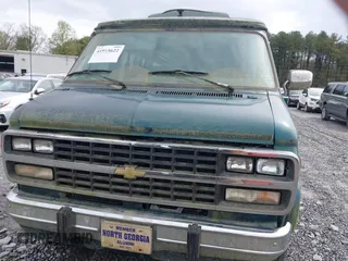 1995 Chevrolet Chevy Van z VIN 1GBEG25K0SF243254, wystawiony jako IAAI lot #41915622 z przebiegiem 74 262 mil mil oraz . Historia ofert i sprzedaży dostępna na DreamBid. Obrazek 12.