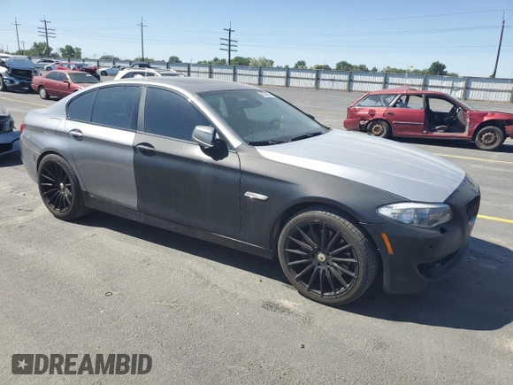 2011 BMW 5 Series 550i z VIN WBAFR9C52BC618124, wystawiony jako Copart lot #60330665 z przebiegiem 82 674 mil mil oraz Czysty tytuł • Clean title. Historia ofert i sprzedaży dostępna na DreamBid. Obrazek 4.