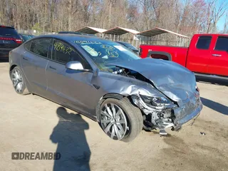 2025 Tesla Model 3 Long Range z VIN 5YJ3E1EA1SF877574, wystawiony jako IAAI lot #41891632 z przebiegiem 2 914 mil mil oraz . Historia ofert i sprzedaży dostępna na DreamBid. Obrazek 1.