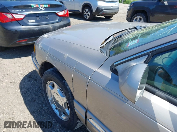 2001 Lincoln Continental z VIN 1LNHM97V31Y638576, wystawiony jako IAAI lot #42305531 z przebiegiem Nie podano mil oraz . Historia ofert i sprzedaży dostępna na DreamBid. Obrazek 6.