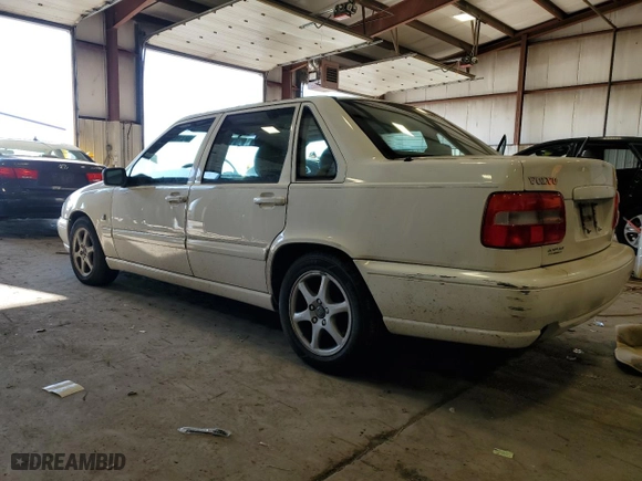 2000 Volvo S70 with VIN YV1LS61J8Y2632529, listed as a Copart auction lot 88943915 with 210,495 mi miles and Salvage Title. Bid and sale history available at carsss.com. Image 2.