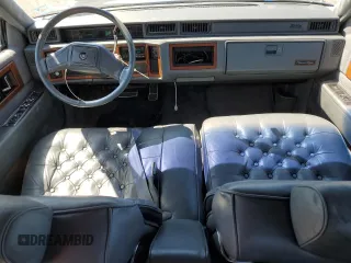1986 Cadillac DeVille z VIN 1G6CD6984G4341470, wystawiony jako Copart lot #52592805 z przebiegiem 24 359 mil mil oraz Czysty tytuł • Clean title. Historia ofert i sprzedaży dostępna na DreamBid. Obrazek 8.