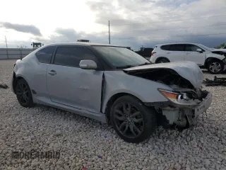 2014 Scion tC z VIN JTKJF5C79E3067932, wystawiony jako Copart lot #50425555 z przebiegiem Nie podano mil oraz Szkody całkowita. Historia ofert i sprzedaży dostępna na DreamBid. Obrazek 4.