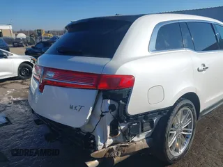 2014 Lincoln MKT EcoBoost z VIN 2LMHJ5AT9EBL52165, wystawiony jako IAAI lot #41246424 z przebiegiem 154 332 mil mil oraz . Historia ofert i sprzedaży dostępna na DreamBid. Obrazek 6.