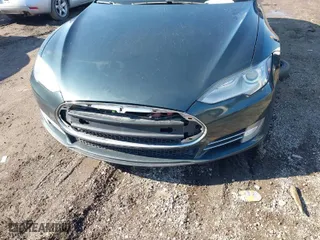 2013 Tesla Model S with VIN 5YJSA1CN7DFP26335, listed as a IAAI auction lot 41529752 with 247,789 mi miles. Bid and sale history available at carsss.com. Image 6.
