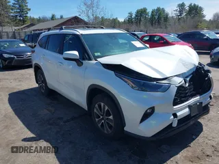 2023 Toyota Highlander L z VIN 5TDKDRBHXPS044812, wystawiony jako IAAI lot #42026730 z przebiegiem 27 591 mil mil oraz . Historia ofert i sprzedaży dostępna na DreamBid. Obrazek 1.