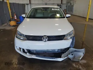 2013 Volkswagen Jetta SE z VIN 3VWDX7AJ4DM385480, wystawiony jako Copart lot #54165675 z przebiegiem 93 648 mil mil oraz Czysty tytuł • Clean title. Historia ofert i sprzedaży dostępna na DreamBid. Obrazek 5.