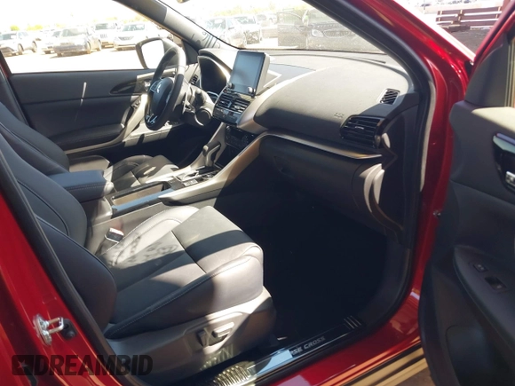 2025 Mitsubishi Eclipse Cross SE z VIN JA4ATWAA0SZ006881, wystawiony jako IAAI lot #42058073 z przebiegiem 2 418 mil mil oraz . Historia ofert i sprzedaży dostępna na DreamBid. Obrazek 5.