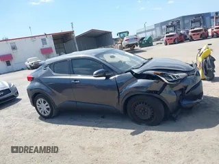 2020 Toyota C-HR LE z VIN NMTKHMBX4LR111797, wystawiony jako IAAI lot #42122726 z przebiegiem 62 138 mil mil oraz . Historia ofert i sprzedaży dostępna na DreamBid. Obrazek 13.