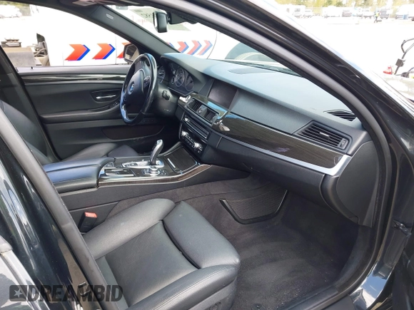 2012 BMW 5 Series 550i xDrive z VIN WBAFU9C55CC787098, wystawiony jako IAAI lot #42031582 z przebiegiem 87 095 mil mil oraz . Historia ofert i sprzedaży dostępna na DreamBid. Obrazek 5.