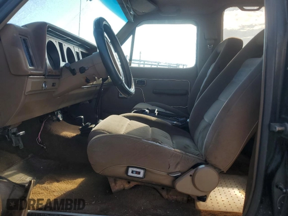 1987 Ford Bronco z VIN 1FMCU14T6HUC98971, wystawiony jako Copart lot #69262784 z przebiegiem 49 522 mil mil oraz Czysty tytuł • Clean title. Historia ofert i sprzedaży dostępna na DreamBid. Obrazek 7.
