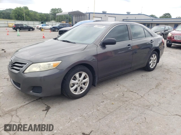 2011 Toyota Camry LE z VIN 4T4BF3EK3BR110153, wystawiony jako Copart lot #61950455 z przebiegiem 414 223 mil mil oraz Czysty tytuł • Clean title. Historia ofert i sprzedaży dostępna na DreamBid. Obrazek 1.