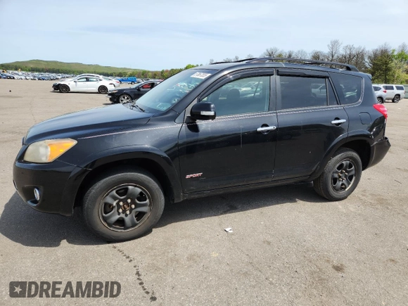 2011 Toyota RAV4 Sport z VIN JTMRK4DV9B5102904, wystawiony jako Copart lot #57867555 z przebiegiem 156 240 mil mil oraz Szkoda całkowita • Salvage title. Historia ofert i sprzedaży dostępna na DreamBid. Obrazek 1.