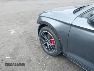 2025 Audi SQ5 Premium Plus z VIN WA1B4AFY6S2052377, wystawiony jako IAAI lot #41971801 z przebiegiem 108 mil mil oraz . Historia ofert i sprzedaży dostępna na DreamBid. Obrazek 6.
