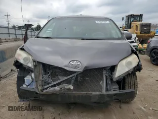 2012 Toyota Sienna XLE AAS z VIN 5TDYK3DC0CS271810, wystawiony jako Copart lot #62958104 z przebiegiem 346 760 mil mil oraz Szkoda całkowita • Salvage title. Historia ofert i sprzedaży dostępna na DreamBid. Obrazek 5.