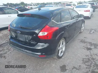 2014 Ford Focus Titanium z VIN 1FADP3N28EL208034, wystawiony jako IAAI lot #42426943 z przebiegiem 220 891 mil mil oraz . Historia ofert i sprzedaży dostępna na DreamBid. Obrazek 4.