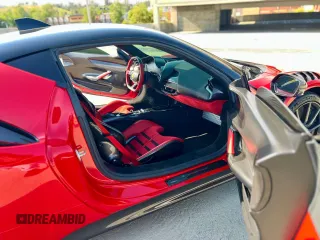 2021 Ferrari SF90 z VIN ZFF95NLA4M0265120, wystawiony jako Copart lot #58449645 z przebiegiem 5000 mil mil oraz Szkody całkowita. Historia ofert i sprzedaży dostępna na DreamBid. Obrazek 5.