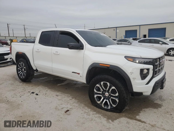 2024 GMC Canyon 4WD AT4 z VIN 1GTP6DEK2R1271647, wystawiony jako Copart lot #47996625 z przebiegiem Nie podano mil oraz Szkoda całkowita • Salvage title. Historia ofert i sprzedaży dostępna na DreamBid. Obrazek 4.