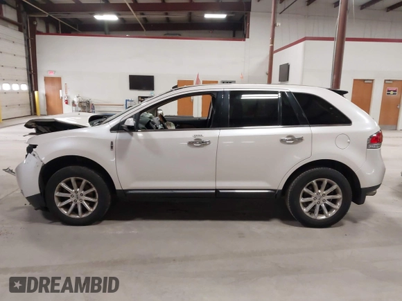 2011 Lincoln MKX with VIN 2LMDJ8JK8BBJ32602, listed as a IAAI auction lot 41967983 with 212,547 mi miles. Bid and sale history available at carsss.com. Image 14.