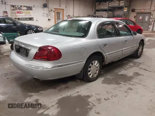 2002 Lincoln Continental z VIN 1LNHM97V62Y621823, wystawiony jako IAAI lot #42240992 z przebiegiem 131 977 mil mil oraz . Historia ofert i sprzedaży dostępna na DreamBid. Obrazek 4.