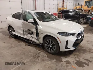 2025 BMW X6 xDrive40i z VIN 5UX33EX03S9X66356, wystawiony jako IAAI lot #42010399 z przebiegiem Nie podano mil oraz . Historia ofert i sprzedaży dostępna na DreamBid. Obrazek 1.