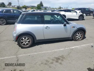 2005 MINI Hardtop z VIN WMWRC33405TJ64270, wystawiony jako Copart lot #52730515 z przebiegiem 99 702 mil mil oraz Szkoda całkowita • Salvage title. Historia ofert i sprzedaży dostępna na DreamBid. Obrazek 3.