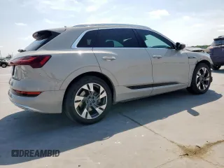 2022 Audi e-tron Premium z VIN WA1AAAGEXNB023977, wystawiony jako Copart lot #53498145 z przebiegiem 28 494 mil mil oraz Szkody całkowita. Historia ofert i sprzedaży dostępna na DreamBid. Obrazek 3.