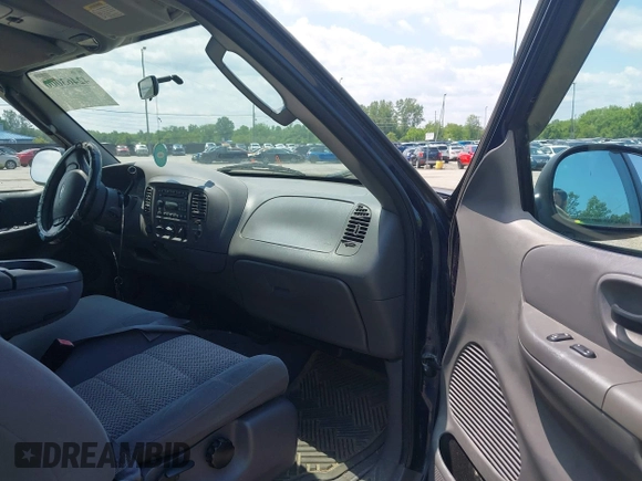 2003 Ford F-150 XL z VIN 1FTRX18L53NA25491, wystawiony jako IAAI lot #42463000 z przebiegiem 183 702 mil mil oraz . Historia ofert i sprzedaży dostępna na DreamBid. Obrazek 5.