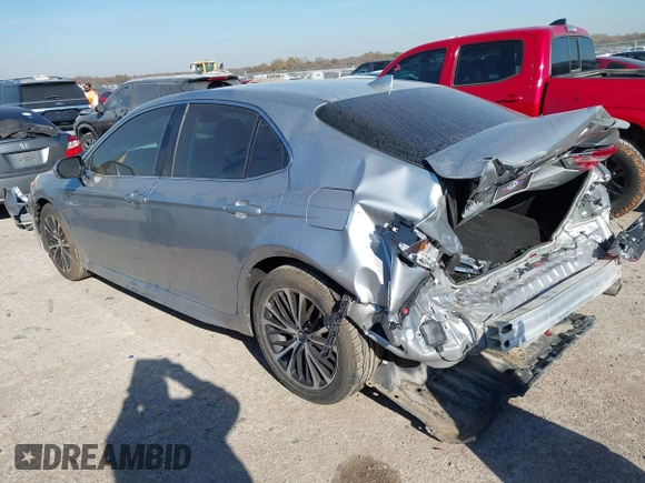 2020 Toyota Camry SE z VIN 4T1M11AK9LU931805, wystawiony jako IAAI lot #40946035 z przebiegiem 82 687 mil mil oraz . Historia ofert i sprzedaży dostępna na DreamBid. Obrazek 3.