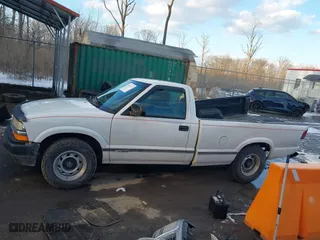 2000 Chevrolet S-10 with VIN 1GCCS144XYK151860, listed as a IAAI auction lot 41301337 with 221,237 mi miles. Bid and sale history available at carsss.com. Image 14.