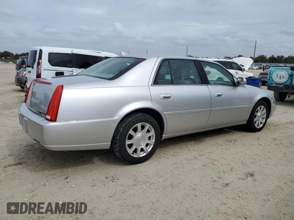 2010 Cadillac DTS 1SA z VIN 1G6KA5EY2AU135849, wystawiony jako Copart lot #79930734 z przebiegiem 98 396 mil mil oraz Nie do naprawy • Non repairable. Historia ofert i sprzedaży dostępna na DreamBid. Obrazek 3.