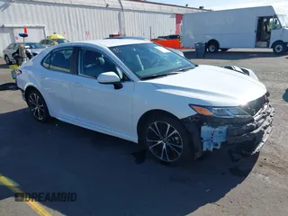2020 Toyota Camry SE z VIN 4T1G11AK1LU935036, wystawiony jako IAAI lot #42229086 z przebiegiem 105 396 mil mil oraz . Historia ofert i sprzedaży dostępna na DreamBid. Obrazek 1.