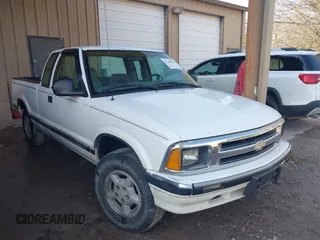 1996 Chevrolet S-10 LS with VIN 1GCDT19W9TK207551, listed as a IAAI auction lot 41369981 with 180,189 mi miles and . Bid and sale history available at DreamBid. Image 1.