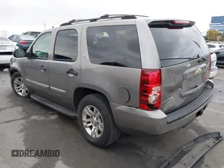 2007 Chevrolet Tahoe LS z VIN 1GNFC13C77R262981, wystawiony jako IAAI lot #41457057 z przebiegiem 116 394 mil mil oraz . Historia ofert i sprzedaży dostępna na DreamBid. Obrazek 3.