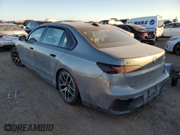 2023 BMW i7 xDrive60 z VIN WBY53EJ01PCM58257, wystawiony jako Copart lot #88787085 z przebiegiem Nie podano mil oraz Szkoda całkowita • Salvage title. Historia ofert i sprzedaży dostępna na DreamBid. Obrazek 2.