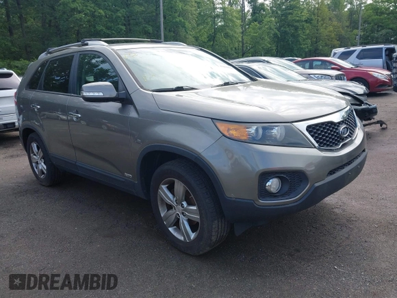 2013 Kia Sorento EX z VIN 5XYKUDA65DG413913, wystawiony jako IAAI lot #42256920 z przebiegiem 115 829 mil mil oraz . Historia ofert i sprzedaży dostępna na DreamBid. Obrazek 1.